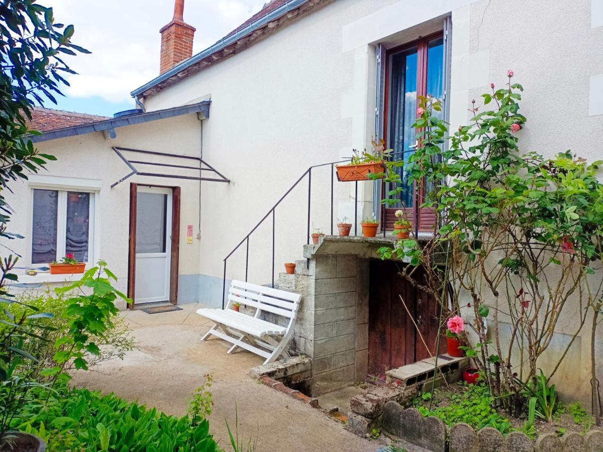 Petite Maison Etape Loire A Velo Ou Compostelle Mosnes Buitenkant foto